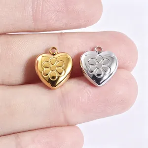 Nahaufnahme von 3D-Herzanhängern mit geprägten Blumenmustern in Gold und Silber-Finish