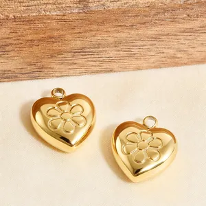 Detailansicht goldener Herzanhänger mit Blumenprägung für DIY-Schmuckherstellung