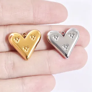 Nahaufnahme von 3D-Herzanhängern in Gold und Silber für DIY-Schmuckzubehör.