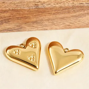 Nahaufnahme von edlen goldenen 3D-Herzanhängern für kreative DIY-Schmuckherstellung.
