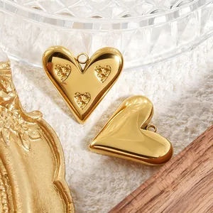Detailansicht von 3D-Goldherzanhängern mit geprägtem Muster und glatter Oberfläche