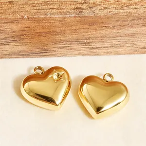 Nahaufnahme von goldenen 3D-Herzanhängern mit Stern gravur für DIY-Schmuckherstellung