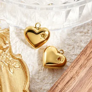 Nahaufnahme goldener 3D-Herzanhänger mit graviertem Stern für DIY-Schmuck.