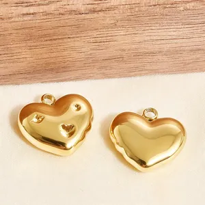 Detailansicht von 3D-goldfarbenen Herzanhängern mit polierter Oberfläche für DIY-Schmuck