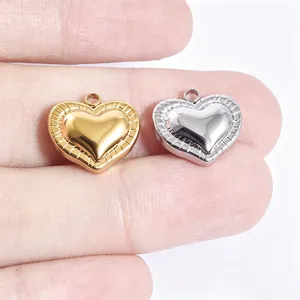 Nahaufnahme von zwei 3D-Herzanhängern in Gold- und Silberoptik für DIY-Schmuck