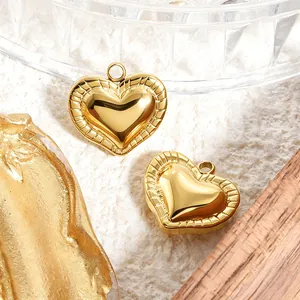 Nahaufnahme von goldenen 3D-Herzanhängern mit strukturiertem Rand für DIY-Schmuck