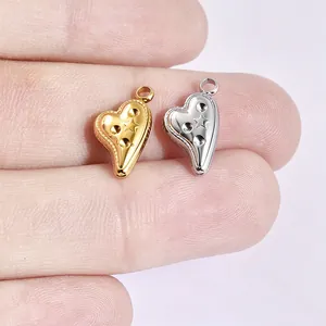 Nahaufnahme kleiner 3D-Herzanhänger in Gold und Silber für die DIY-Schmuckherstellung