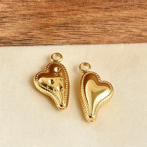 Nahaufnahme von goldenen 3D-Herzanhängern für DIY-Schmuckherstellung und Halsketten