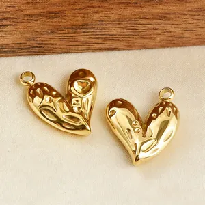Detaillierte Nahaufnahme von 3D-goldenen Herzanhängern für die Herstellung von DIY-Halsketten