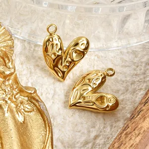 Makroansicht von goldenen 3D-Herzanhängern mit geprägten Mustern für DIY-Schmuck