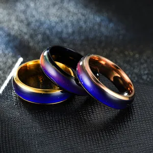 Detailaufnahme von drei farbwechselnden Edelstahlringen mit lebhaftem Galaxie-Effekt.