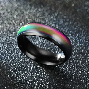 Detailaufnahme eines schwarzen Edelstahlrings mit einem lebhaften Farbwechselstreifen.