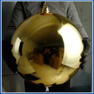 Große glänzende goldene Weihnachtskugel als beeindruckende Dekoration für Einkaufszentren