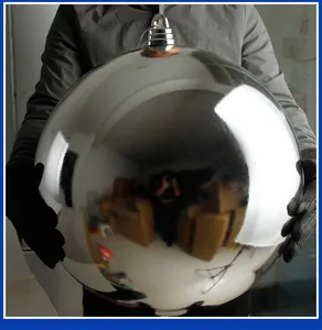 Riesiger silberner Weihnachtsball mit Spiegeleffekt, von einer Person gehalten