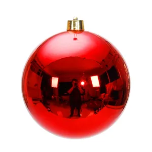 Glänzende rote Weihnachtskugel als Dekoration für Weihnachtsbaum und Schaufenster