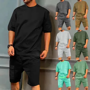 Vue détaillée de l'ensemble de survêtement cargo d'été pour hommes avec short multi-poches