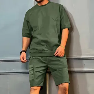 Ensemble cargo homme vert olive avec t-shirt oversize et short pour la saison d'été