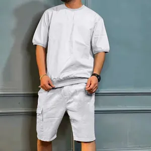 Détail d'un ensemble de sport d'été cargo blanc pour homme avec short à poches.