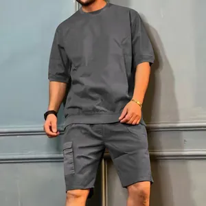 Détail de l'ensemble de sport cargo homme avec t-shirt surdimensionné et short à poches