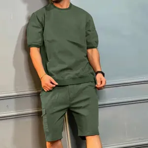 Ensemble décontracté vert olive pour homme avec short cargo et t-shirt à manches courtes