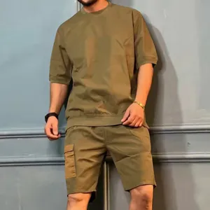 Vue détaillée d'un ensemble de sport cargo pour hommes vert olive avec short