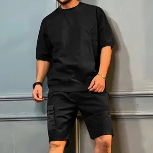 Gros plan d'un ensemble de sport cargo d'été noir pour hommes avec manches courtes et shorts