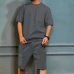 Détail d'un ensemble cargo d'été gris pour homme comprenant un t-shirt et un short à poches