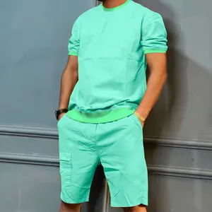 Ensemble de sport cargo d'été pour homme vert menthe avec manches courtes et short assorti.