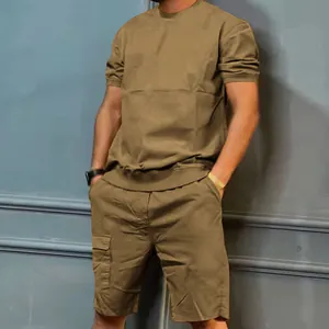 Détail de l'ensemble sport cargo kaki pour homme avec t-shirt manches courtes et short multi-poches.