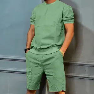 Vue détaillée d'un ensemble d'été cargo vert clair pour homme avec t-shirt et short.