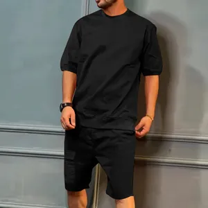 Ensemble de sport cargo noir pour homme avec t-shirt et short à poches.