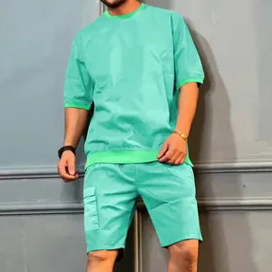 Vue complète de l'ensemble de sport d'été pour hommes, t-shirt menthe et short cargo