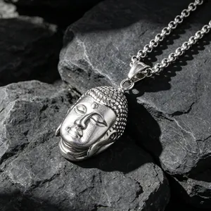 Collar con colgante de cabeza de Buda de acero al titanio plateado para hombres
