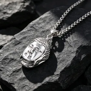 Collar con colgante de cabeza de Buda Sakyamuni de acero de titanio plateado para hombre