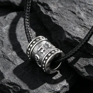 Pendentif cylindre Mantra à six mots en acier titane sur pierre naturelle noire