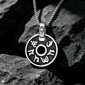 Collier pour Hommes en Acier Titane Vintage Mantra Sanskrit Pendentif Circulaire Poli Chaîne Vénitienne Bijoux Religieux