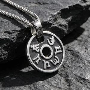 Collier homme avec pendentif rond en acier inoxydable gravé du mantra sanskrit Om
