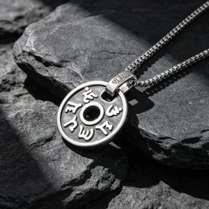 Collier pour homme en acier inoxydable avec pendentif rond et mantra sanskrit gravé.