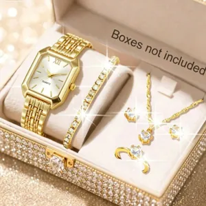 Vue détaillée de la montre carrée dorée de luxe et de l'ensemble de bijoux en cristal