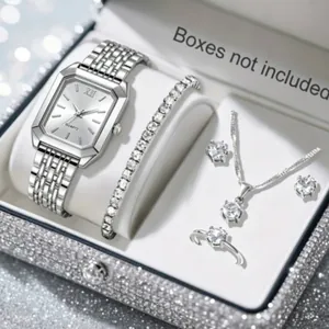 Vue détaillée d'une montre à quartz carrée argentée pour femme avec parure de bijoux