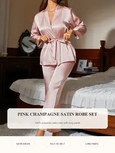 Vue détaillée de l'ensemble robe de chambre en satin rose champagne au fini élégant avec ceinture