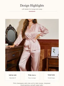 Vue détaillée de l'ensemble robe de chambre en satin champagne rose pour la détente