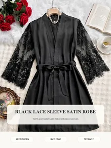 Vue détaillée d'un peignoir en satin noir avec manches en dentelle et ceinture à nouer