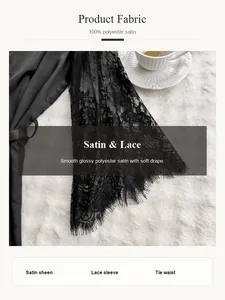 Vue détaillée du satin de polyester noir et de la manche en dentelle florale sur un peignoir