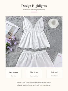 Detalle de camisola de satén blanco con cuello en V de encaje y tirantes finos.