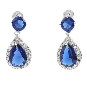 Eleganti orecchini pendenti a goccia con zirconi blu e cristalli scintillanti in argento.