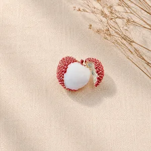 Gros plan détaillé d'une broche en forme de litchi avec une peau rouge texturée réaliste
