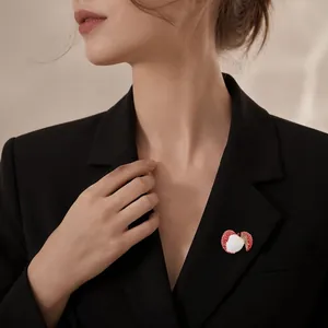 Exquise broche faite main en forme de litchi sur un blazer noir pour femme élégante