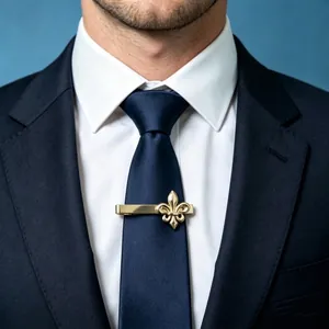 Detailaufnahme einer goldenen Fleur-de-lis-Krawattenklammer auf dunkelblauer Krawatte