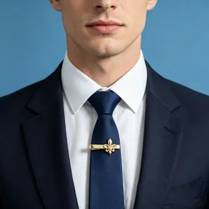 Eleganter goldener Lilien-Krawattenclip auf blauer Krawatte für formelle Herren